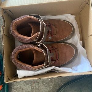11 boys brown boots